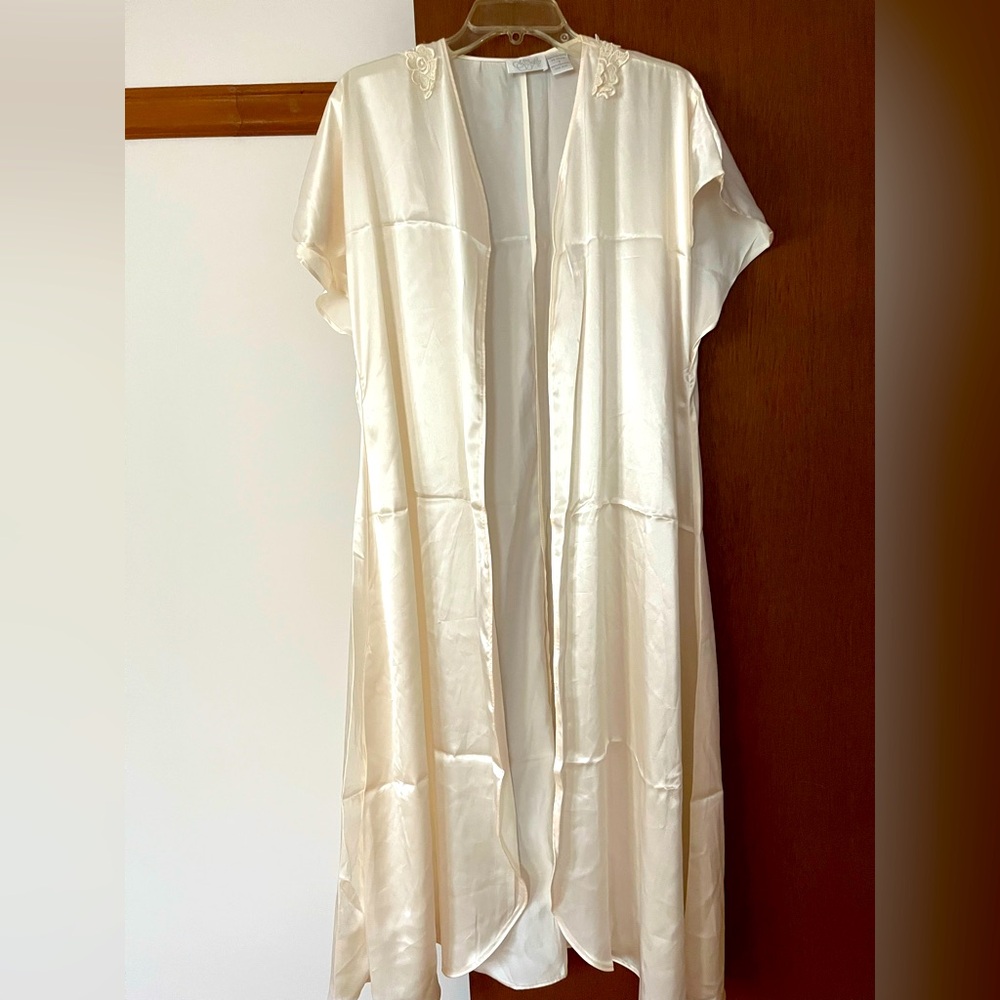 Elegant Cream Women's Nightgown With Robe